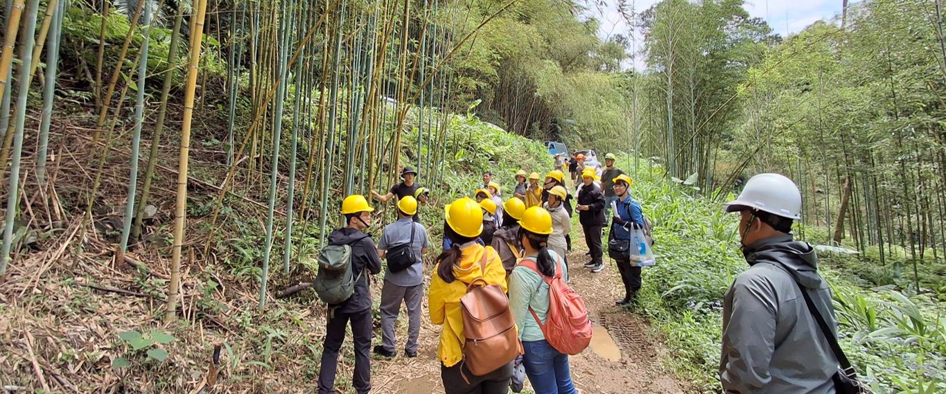 復興區竹林更新專案媒合流程：企業投資意願調查後，可選方案一贊助ESG專案執行或方案二自願減量專案（碳權申請）；環保局拜會研議專案細節及投資規模，企業與市府簽署合作意向書，最後由環保局依採購法辦理招標執行。協助機關包含復興區公所、原民局、農業局、青年局。